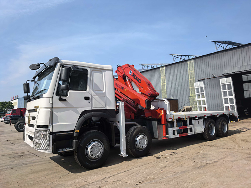 豪沃8×4折臂吊平板运输车