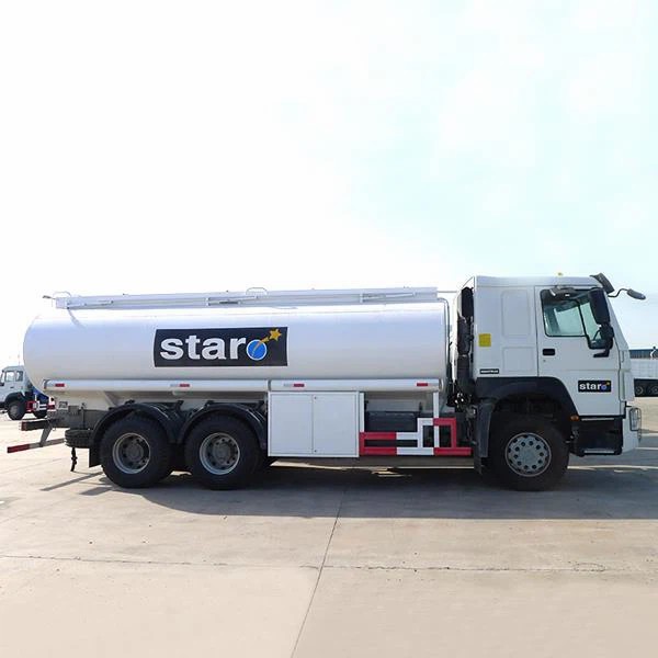 中国重汽豪沃 6×4 型 336 马力十轮 20000 升低价燃油柴油罐式货车